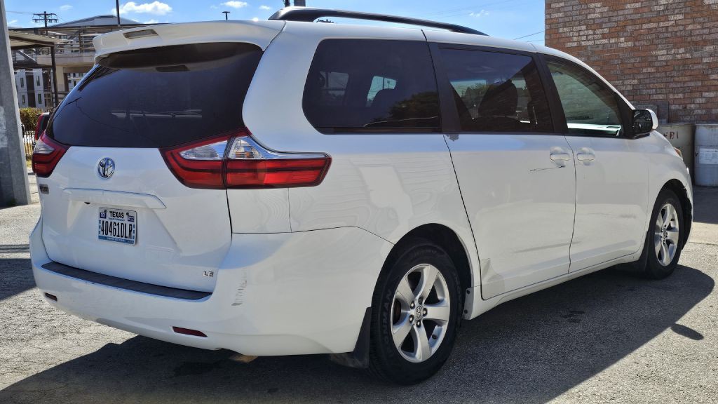 2015 Toyota Sienna Image 3