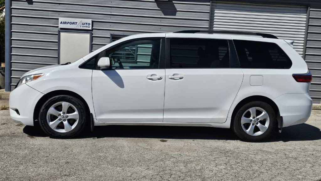 2015 Toyota Sienna Image 4