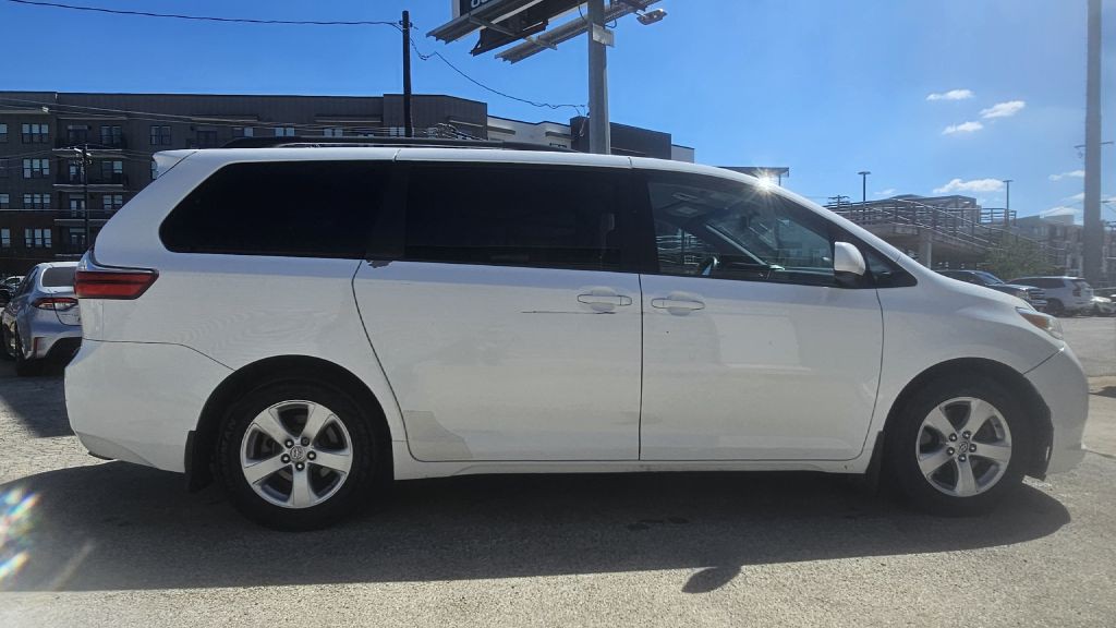 2015 Toyota Sienna Image 5