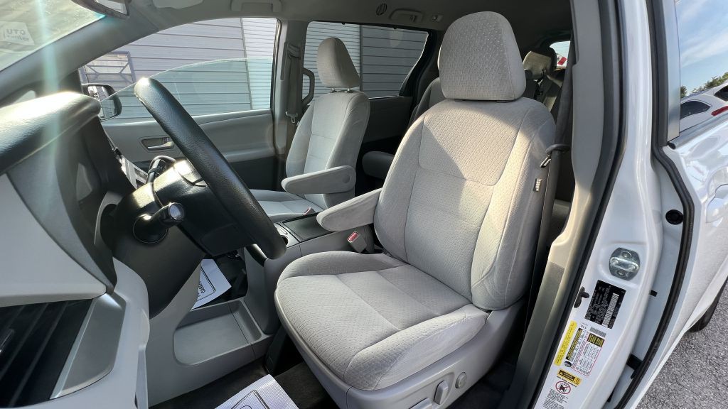 2015 Toyota Sienna Image 13