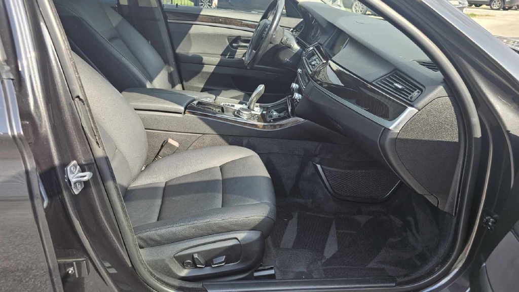2015 BMW 5 Series Image 25