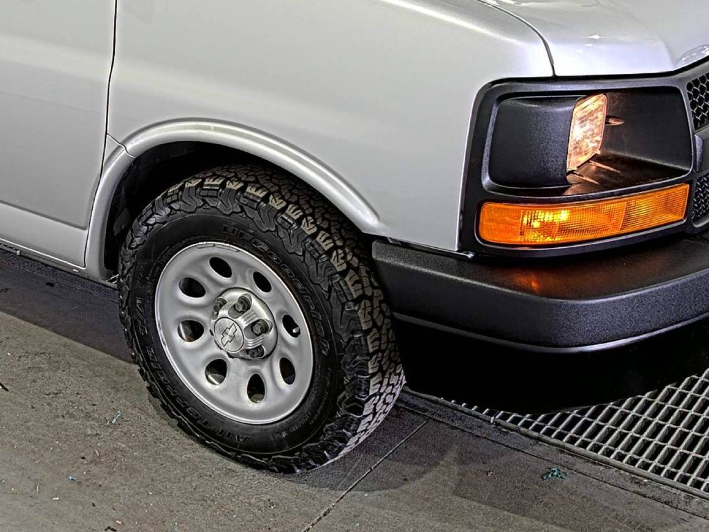 2014 Chevrolet Express Image 3