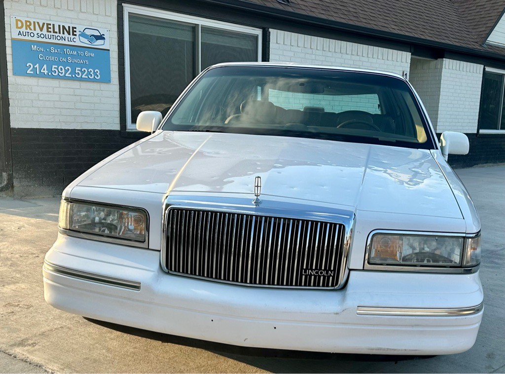 1997 Lincoln Town Car Image 2