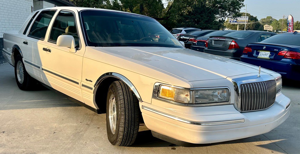 1997 Lincoln Town Car Image 3