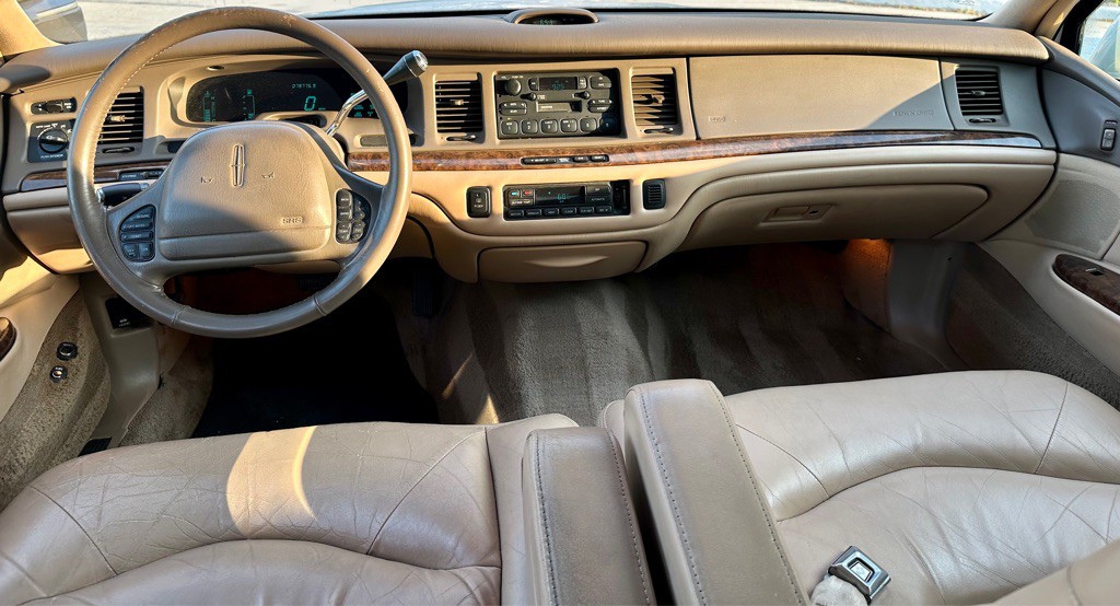 1997 Lincoln Town Car Image 9