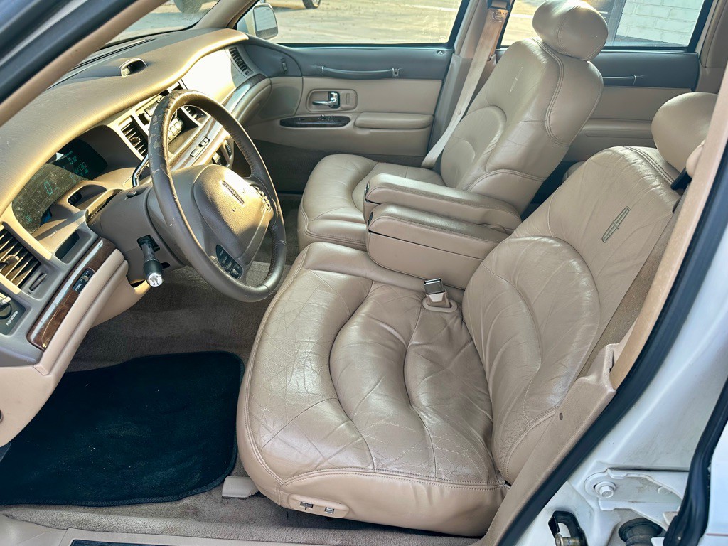 1997 Lincoln Town Car Image 10