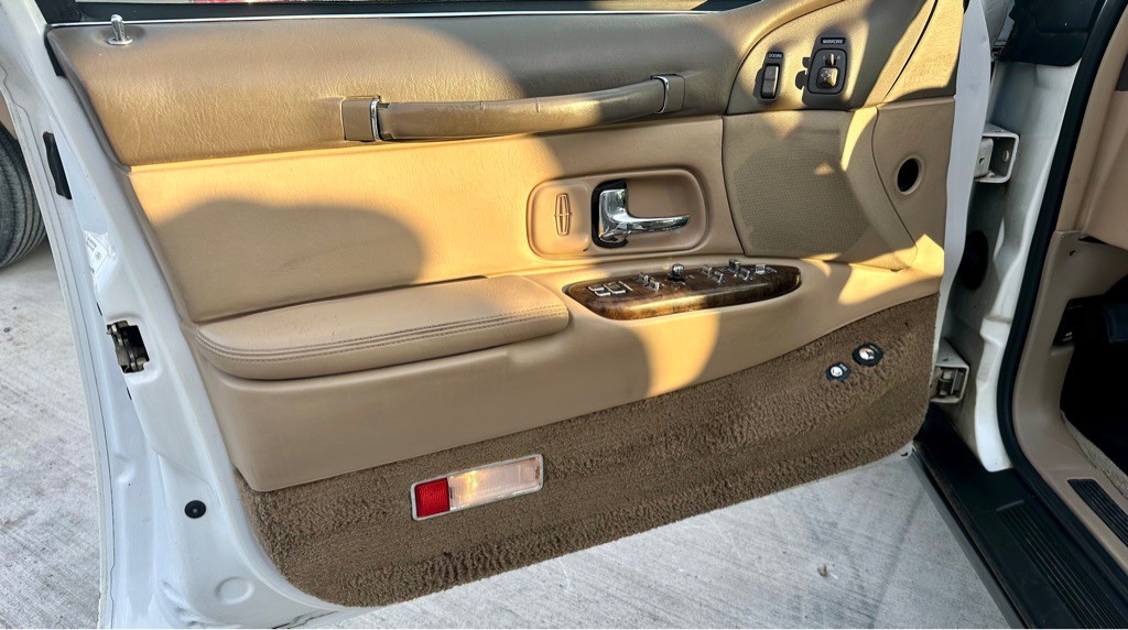 1997 Lincoln Town Car Image 11