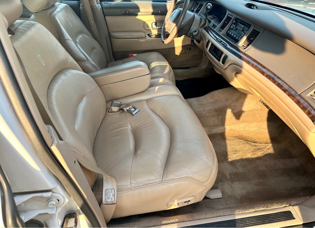 1997 Lincoln Town Car Image 12