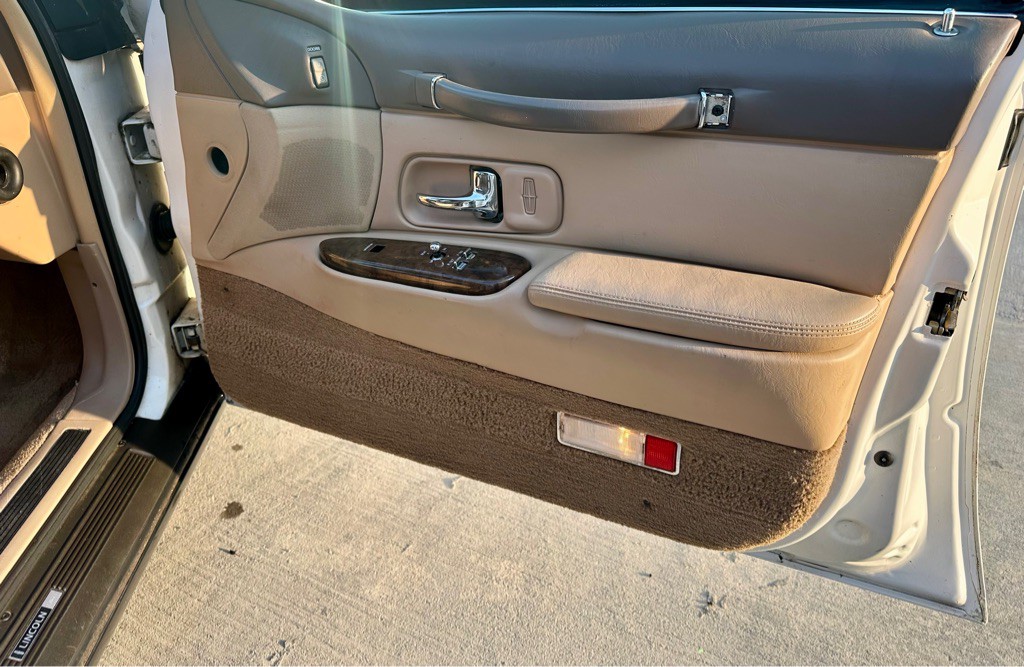 1997 Lincoln Town Car Image 13
