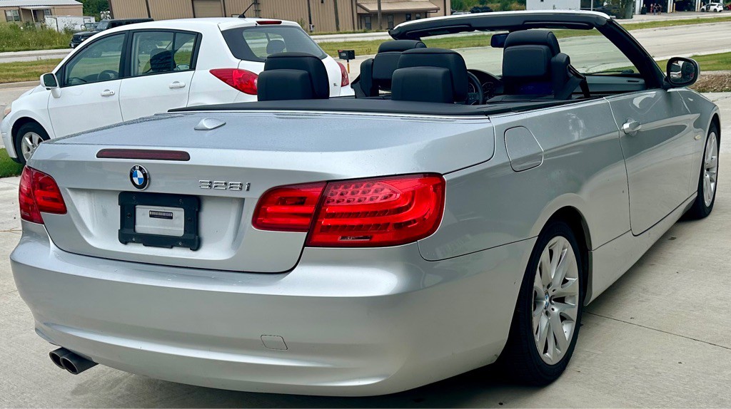 2011 BMW 3 Series Image 4