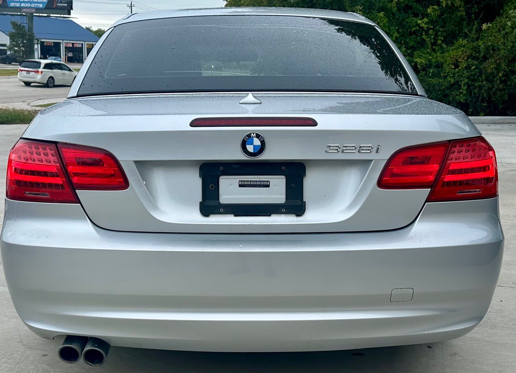 2011 BMW 3 Series Image 13