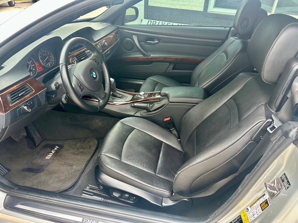 2011 BMW 3 Series Image 16