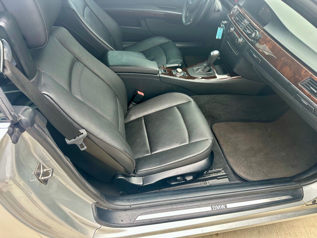 2011 BMW 3 Series Image 17