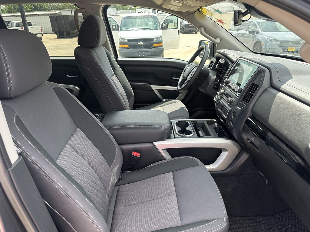 2023 Nissan Titan Image 10