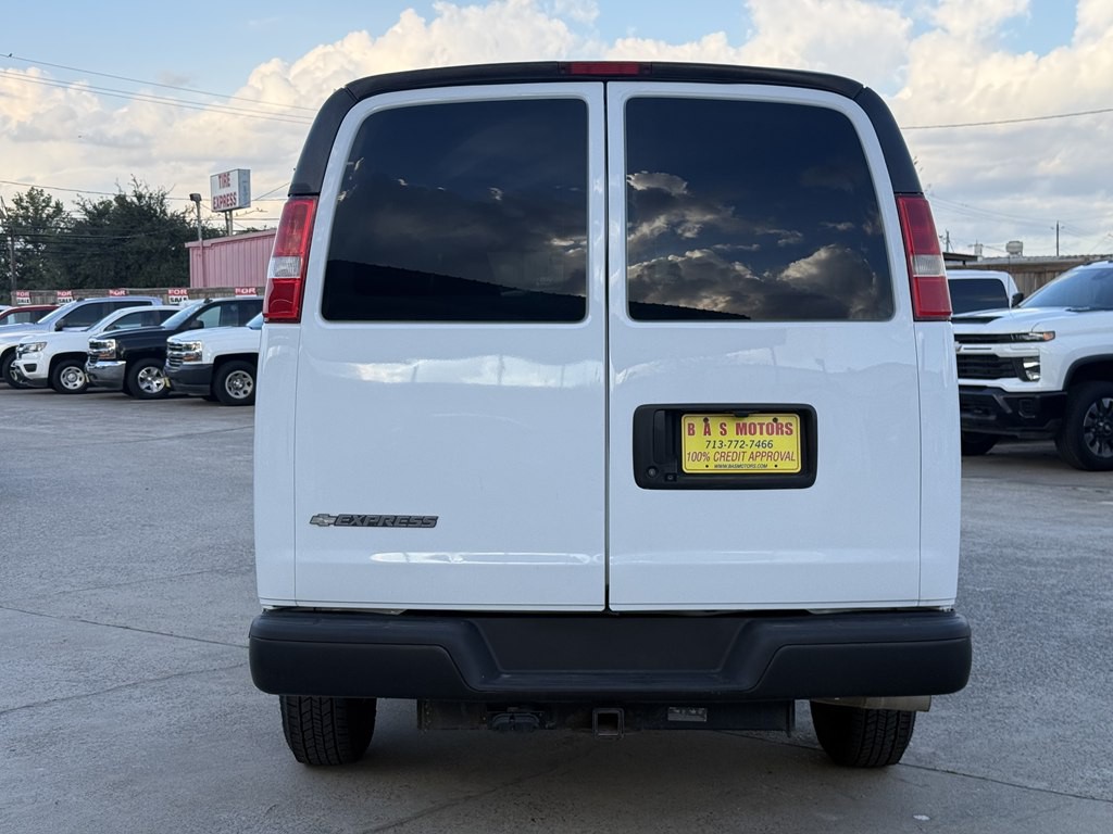 2018 Chevrolet Express Image 2