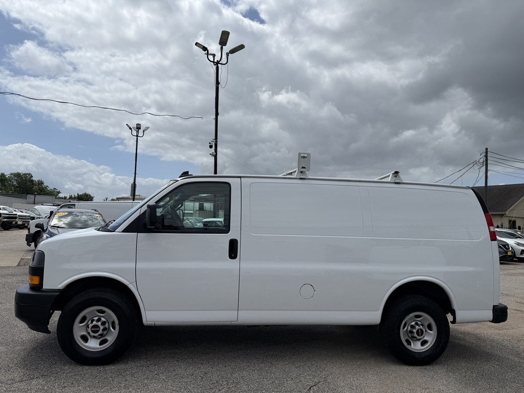 2023 GMC Savana Image 3