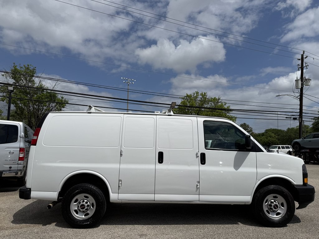 2023 GMC Savana Image 4