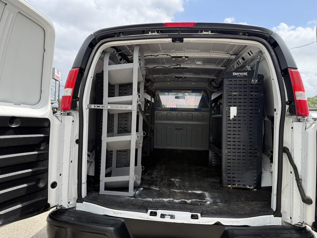 2023 GMC Savana Image 15