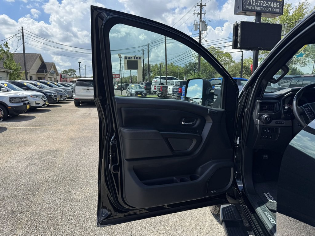 2023 Nissan Titan Image 5