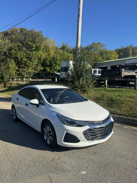 2019 Chevrolet Cruze Image 2