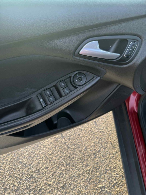 2016 Ford Focus Image 8