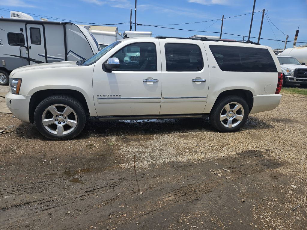 2013 Chevrolet Suburban Image 2