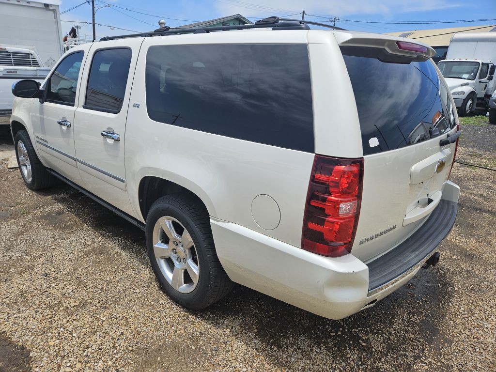 2013 Chevrolet Suburban Image 3