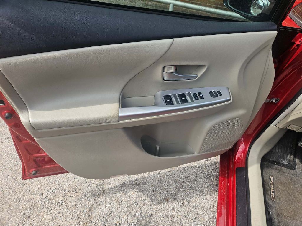 2013 Toyota Prius Image 10