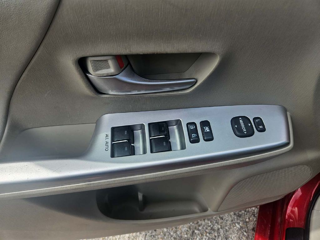 2013 Toyota Prius Image 11