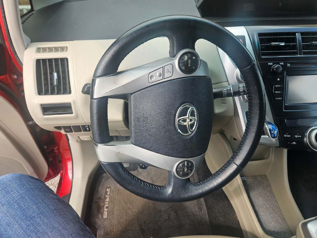 2013 Toyota Prius Image 13
