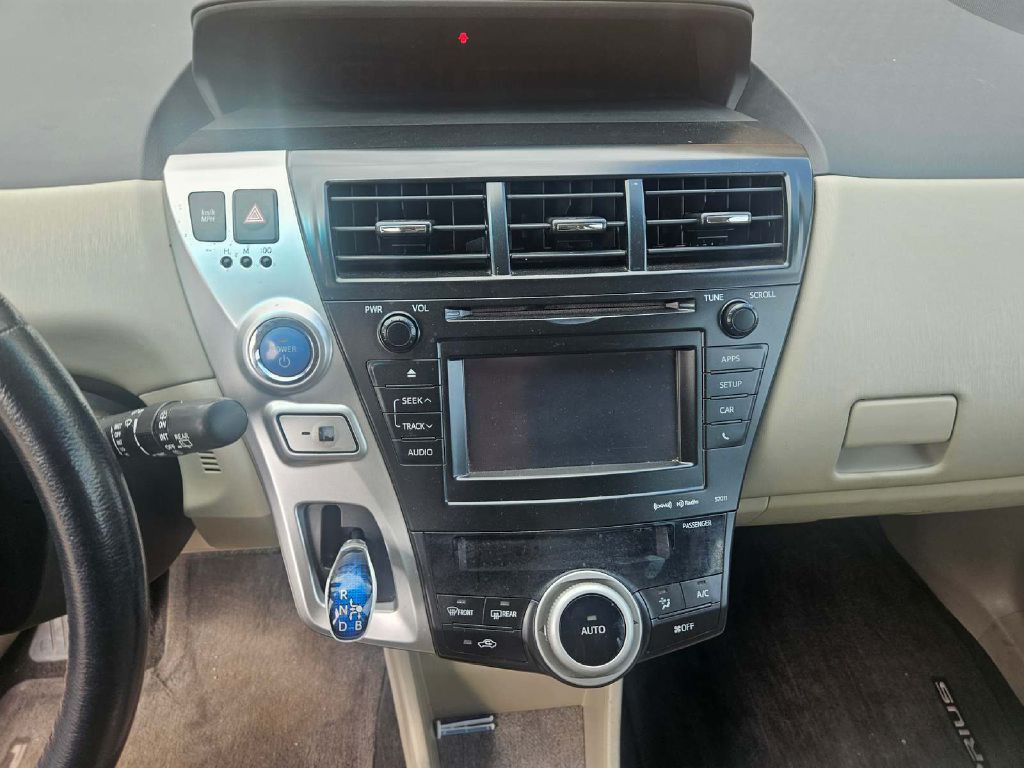 2013 Toyota Prius Image 14