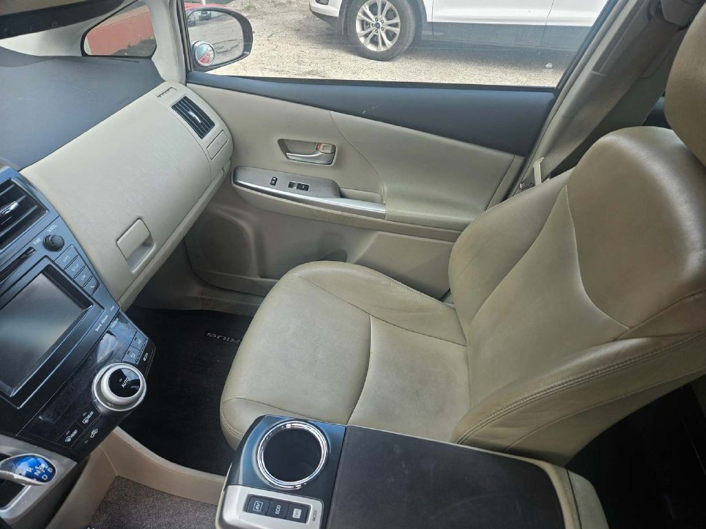 2013 Toyota Prius Image 15