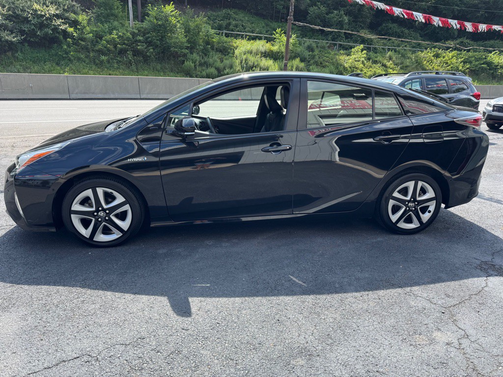 2017 Toyota Prius Image 2
