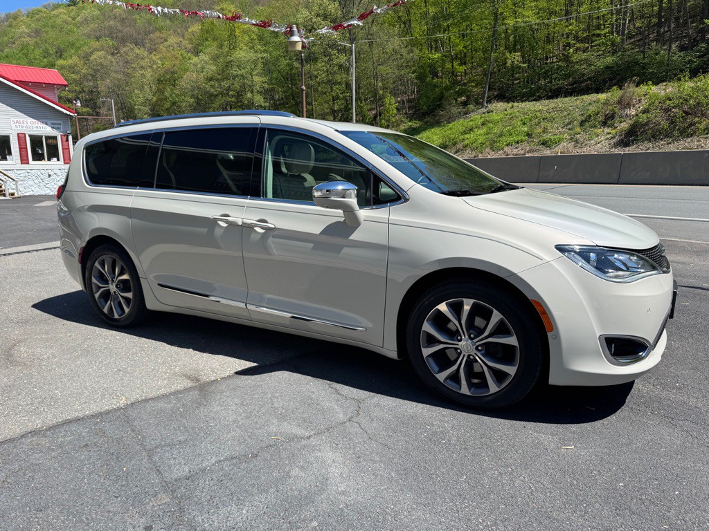 2017 Chrysler Pacifica Image 2