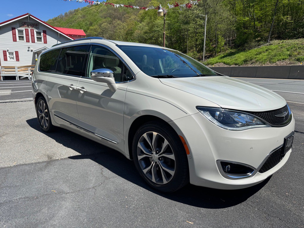 2017 Chrysler Pacifica Image 3