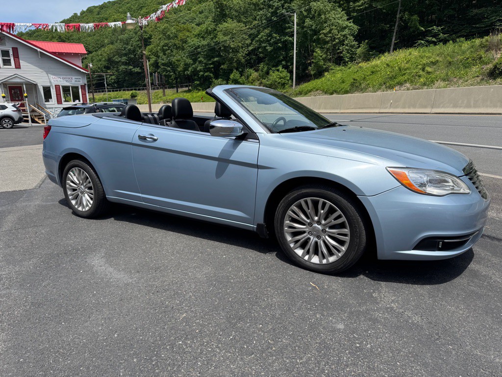 2013 Chrysler 200 Image 2