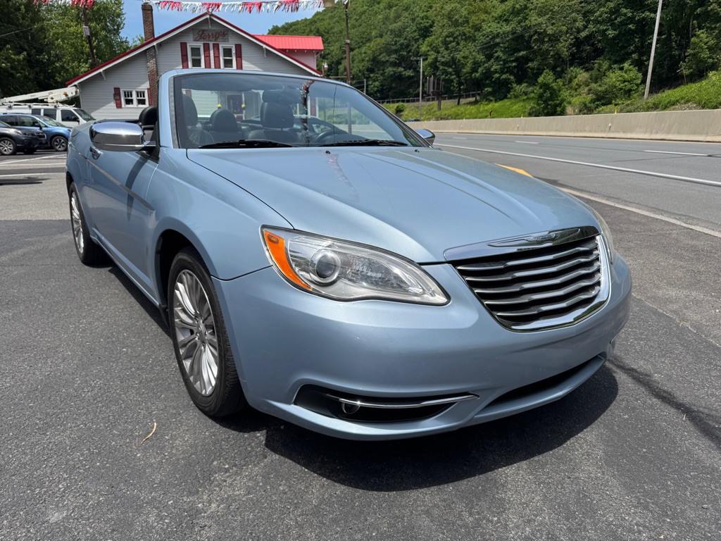 2013 Chrysler 200 Image 3