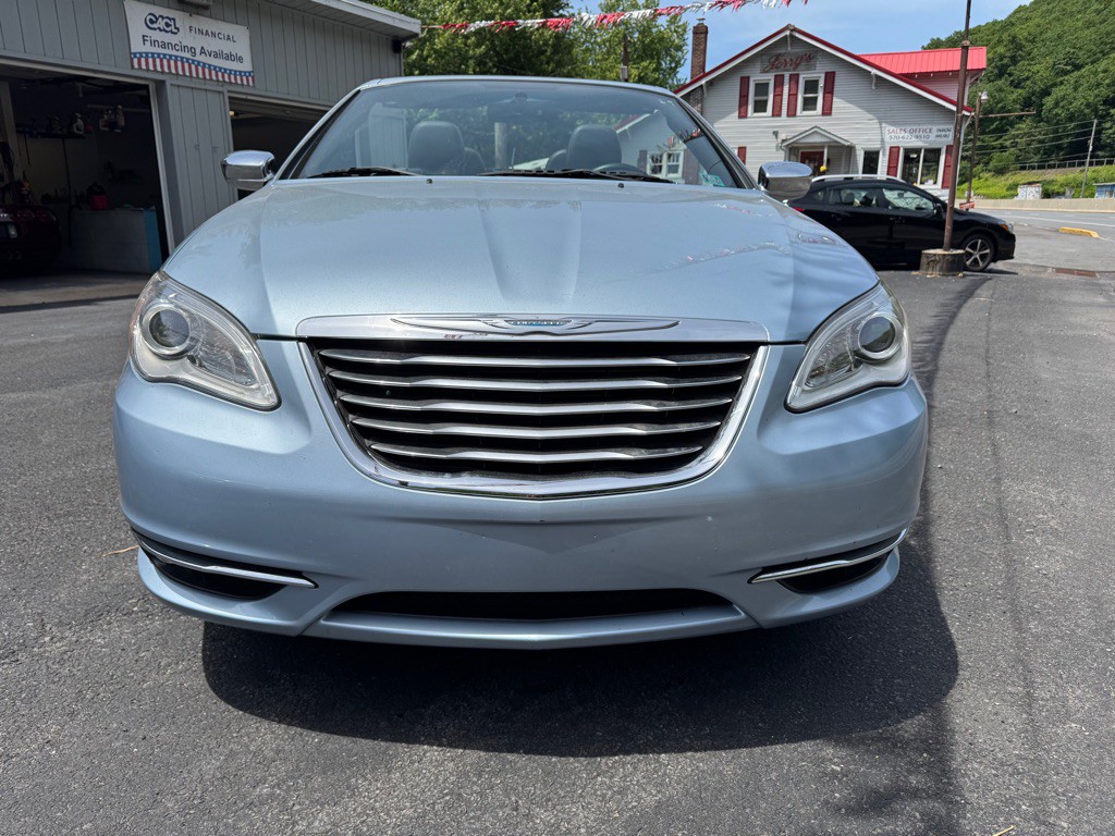 2013 Chrysler 200 Image 4