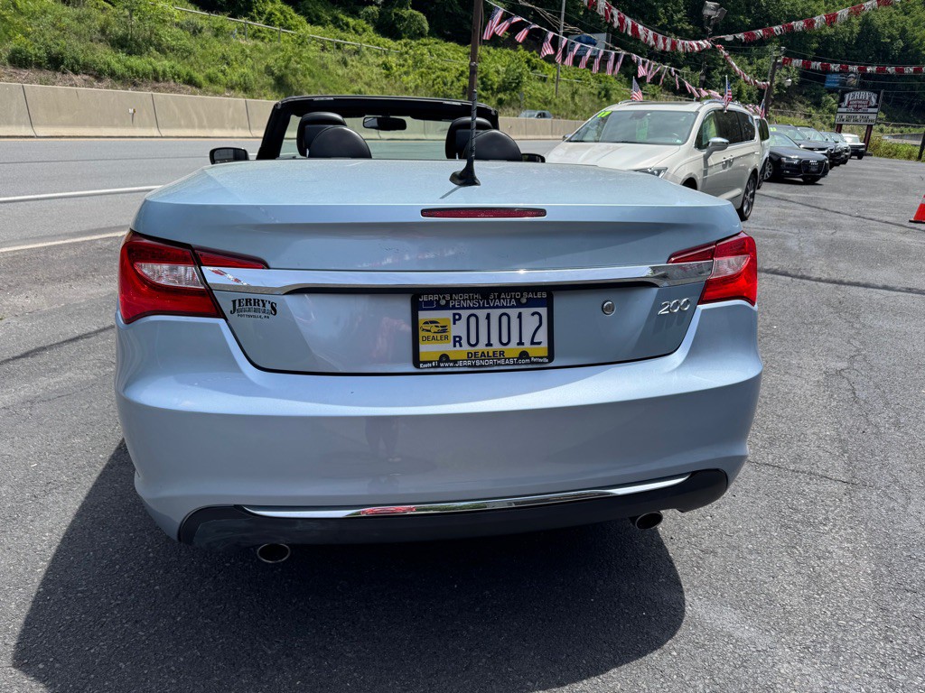 2013 Chrysler 200 Image 7