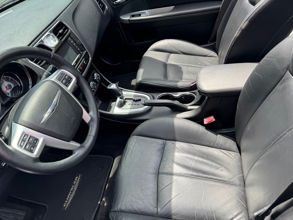 2013 Chrysler 200 Image 9