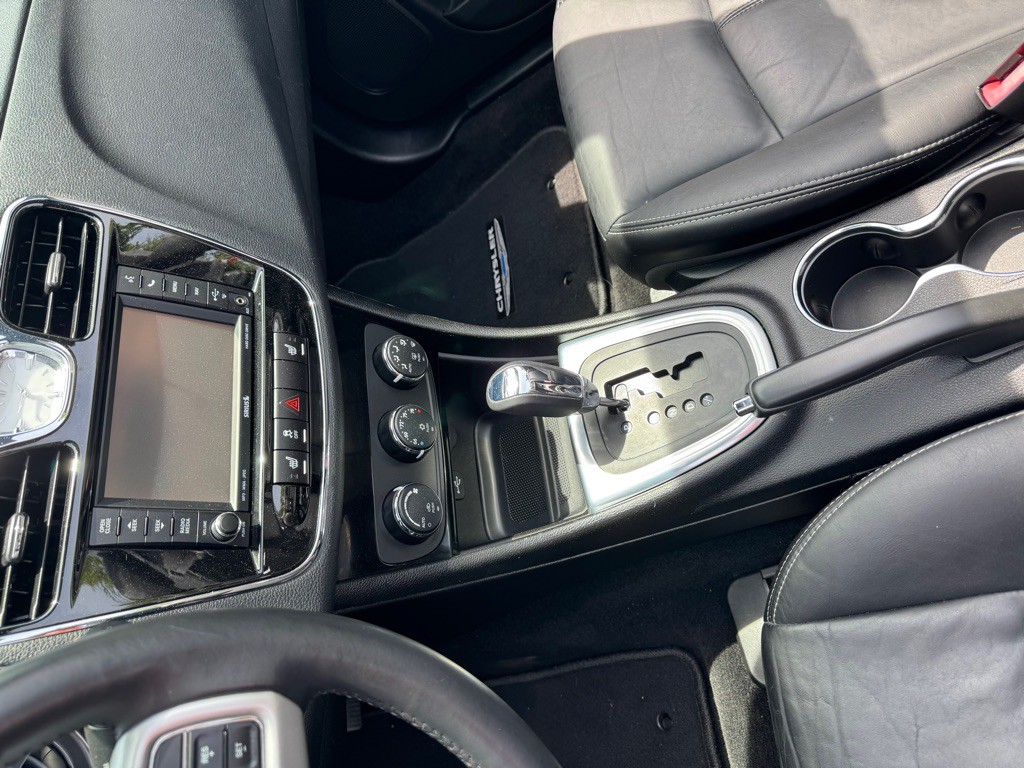 2013 Chrysler 200 Image 10