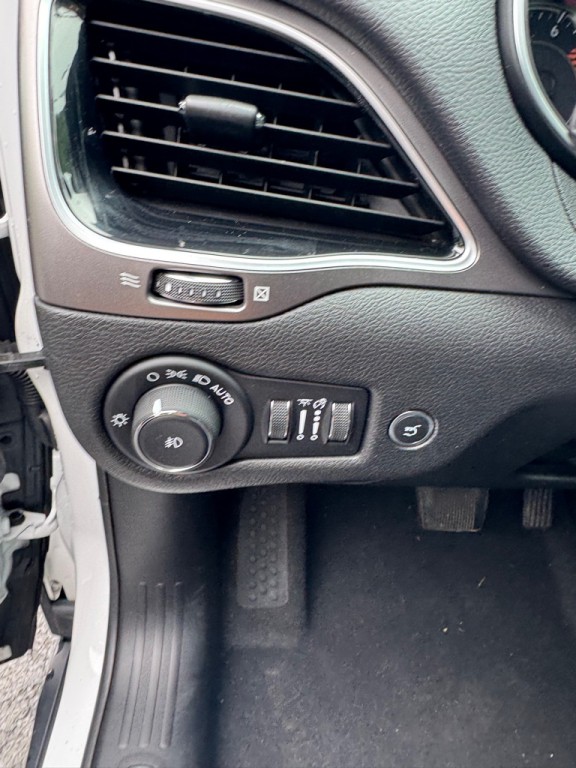 2019 Jeep Cherokee Image 12