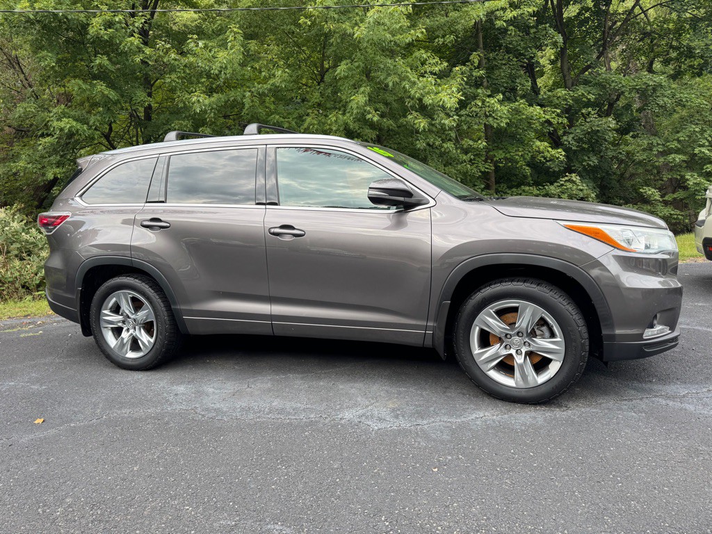 2015 Toyota Highlander Image 2