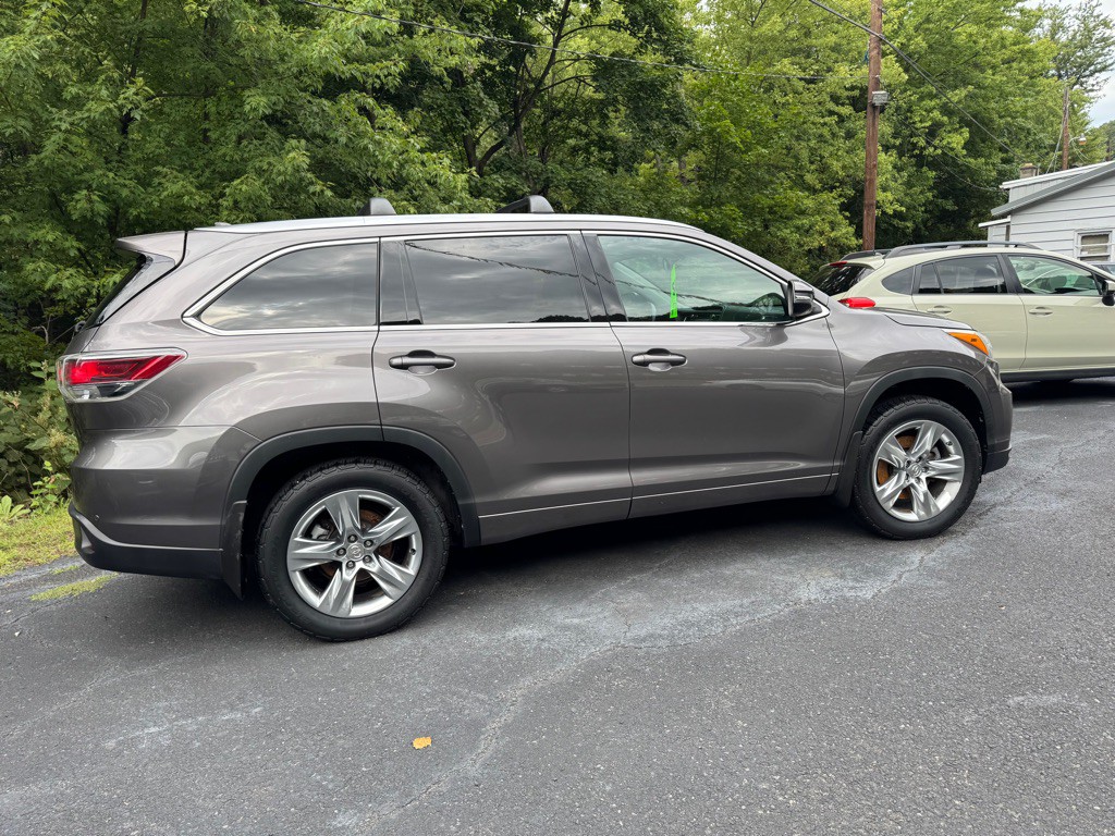 2015 Toyota Highlander Image 3