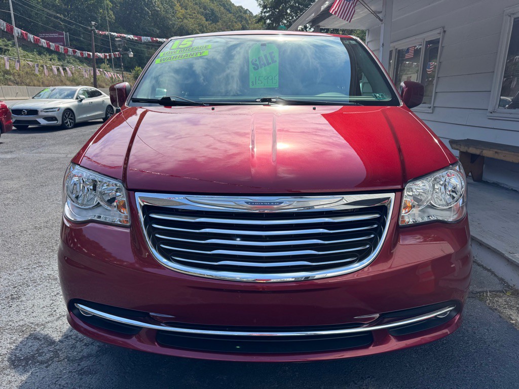 2015 Chrysler Town & Country Image 2