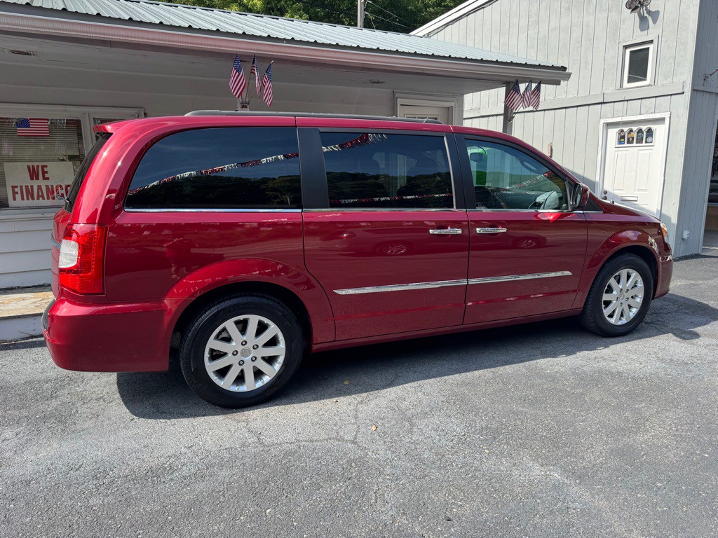 2015 Chrysler Town & Country Image 6