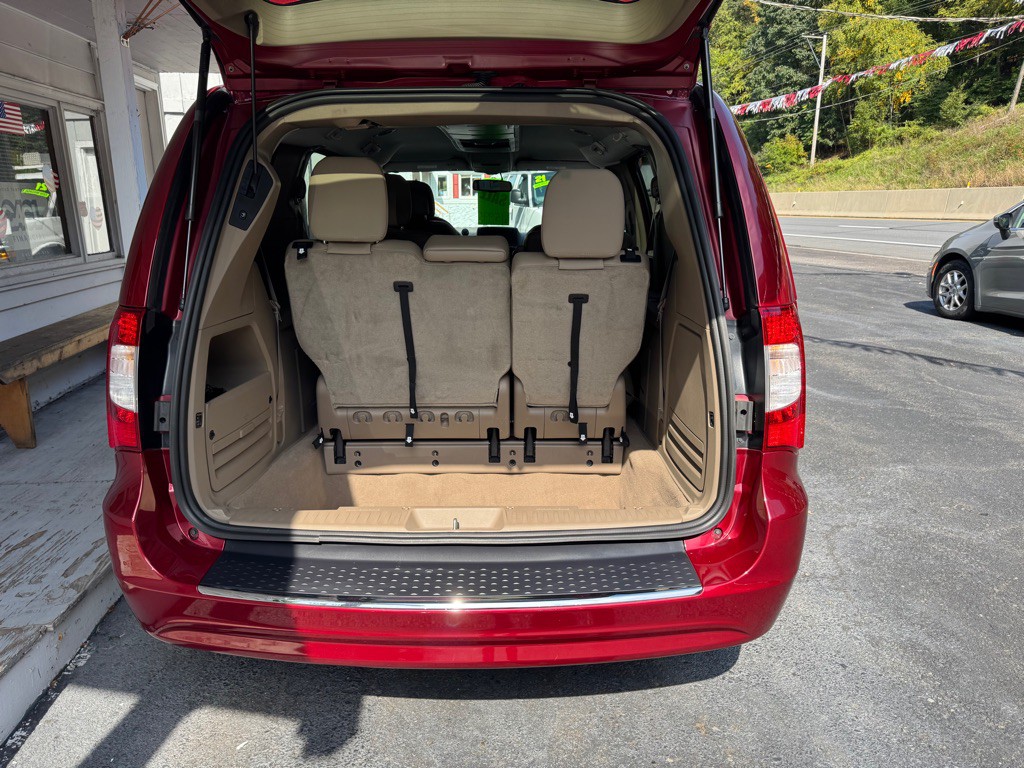 2015 Chrysler Town & Country Image 8