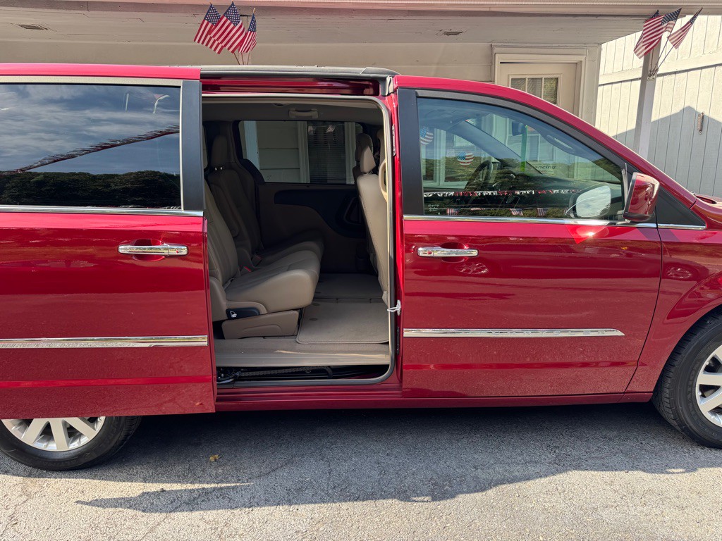 2015 Chrysler Town & Country Image 9