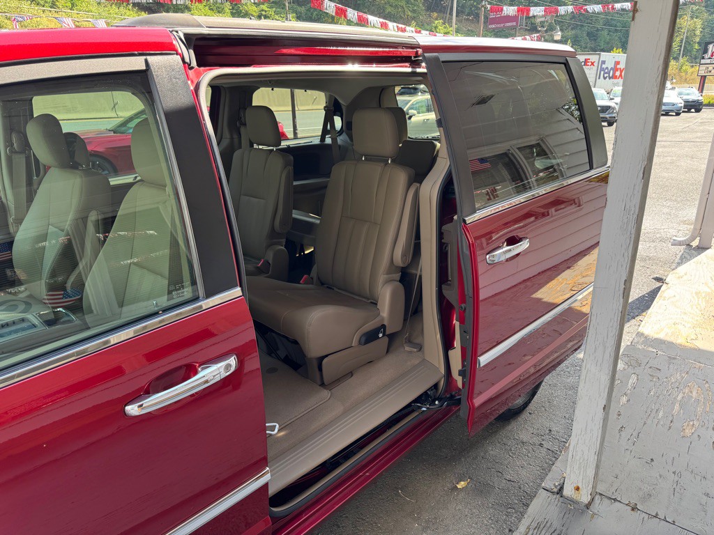 2015 Chrysler Town & Country Image 10