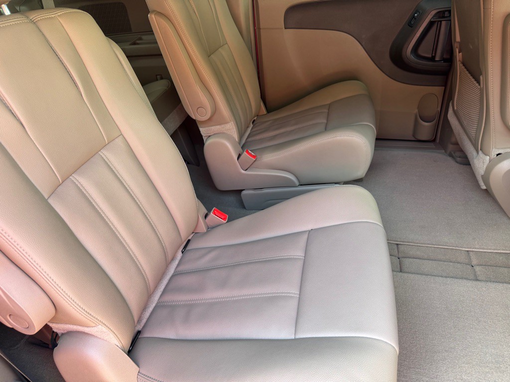 2015 Chrysler Town & Country Image 11